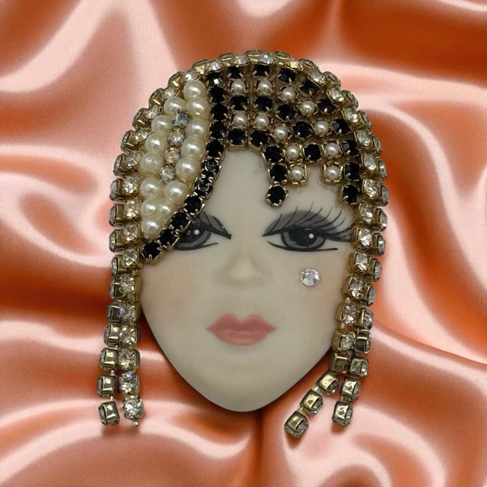 VINTAGE 80'S CERAMIC FACE RHINESTONE BROOCH